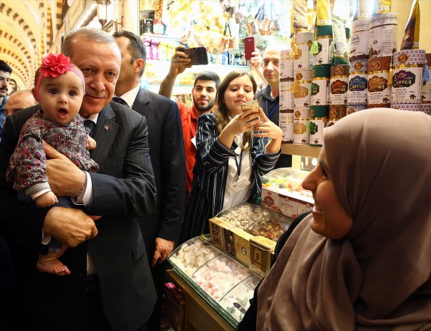 Foto - Cumhurbaşkanı Erdoğan Mısır Çarşısı'nı gezdi