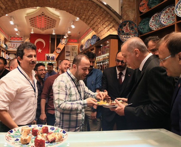 Foto - Cumhurbaşkanı Erdoğan Mısır Çarşısı'nı gezdi