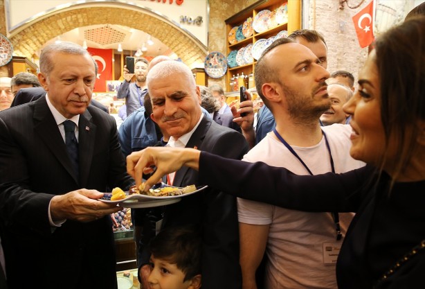 Foto - Cumhurbaşkanı Erdoğan Mısır Çarşısı'nı gezdi