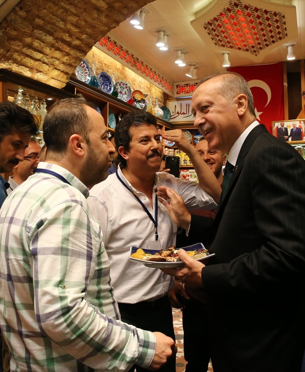 Cumhurbaşkanı Erdoğan Mısır Çarşısı'nı gezdi
