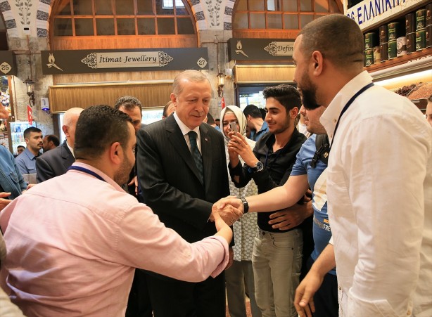 Foto - Cumhurbaşkanı Erdoğan Mısır Çarşısı'nı gezdi