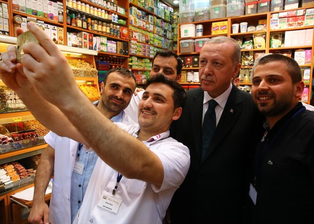 Foto - Cumhurbaşkanı Erdoğan Mısır Çarşısı'nı gezdi