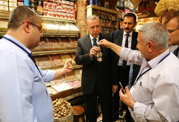 Foto - Cumhurbaşkanı Erdoğan Mısır Çarşısı'nı gezdi