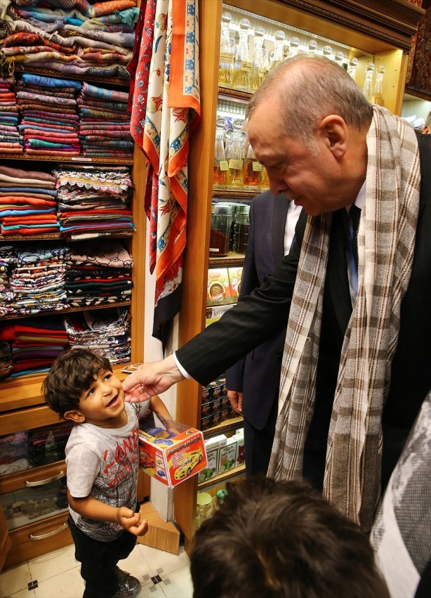 Foto - Cumhurbaşkanı Erdoğan Mısır Çarşısı'nı gezdi