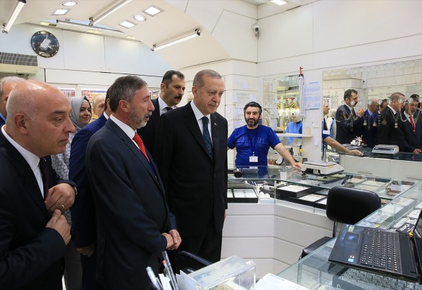 Foto - Cumhurbaşkanı Erdoğan Mısır Çarşısı'nı gezdi