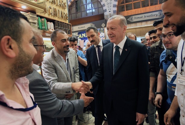 Foto - Cumhurbaşkanı Erdoğan Mısır Çarşısı'nı gezdi