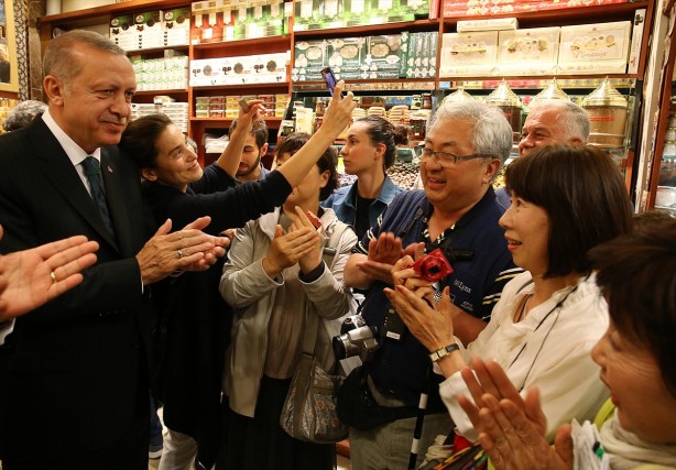 Foto - Cumhurbaşkanı Erdoğan Mısır Çarşısı'nı gezdi