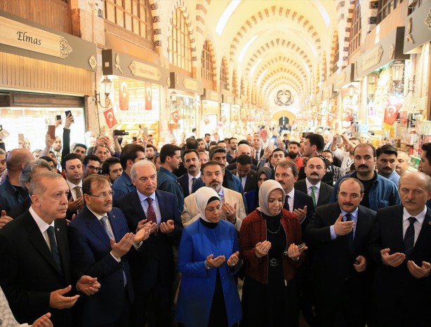 Foto - Cumhurbaşkanı Erdoğan Mısır Çarşısı'nı gezdi