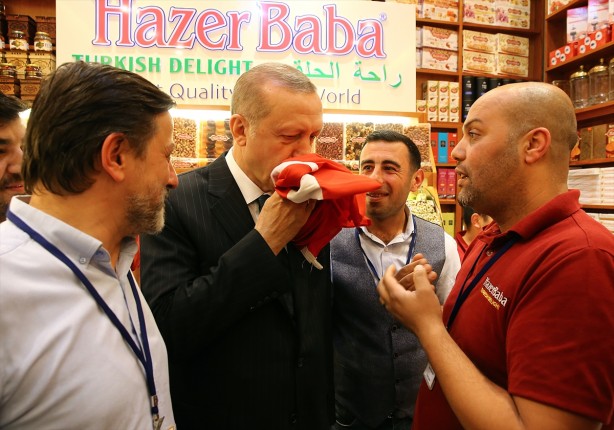 Foto - Cumhurbaşkanı Erdoğan Mısır Çarşısı'nı gezdi