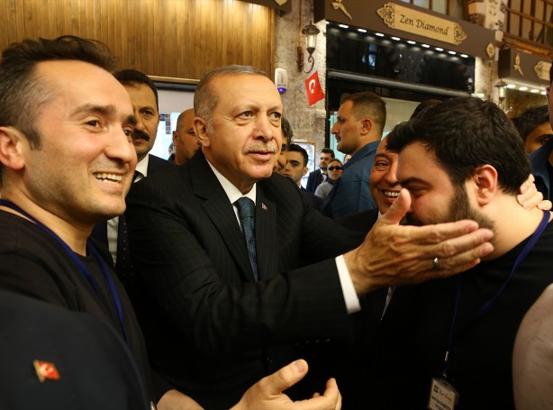 Foto - Cumhurbaşkanı Erdoğan Mısır Çarşısı'nı gezdi