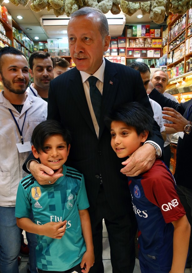 Foto - Cumhurbaşkanı Erdoğan Mısır Çarşısı'nı gezdi