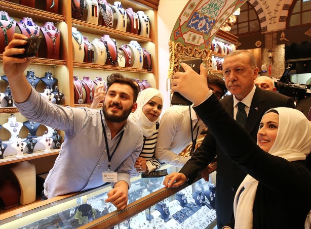 Foto - Cumhurbaşkanı Erdoğan Mısır Çarşısı'nı gezdi