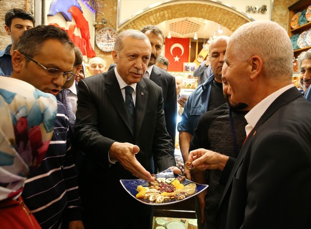 Foto - Cumhurbaşkanı Erdoğan Mısır Çarşısı'nı gezdi