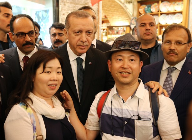 Foto - Cumhurbaşkanı Erdoğan Mısır Çarşısı'nı gezdi