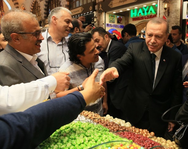 Foto - Cumhurbaşkanı Erdoğan Mısır Çarşısı'nı gezdi