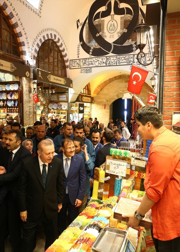 Foto - Cumhurbaşkanı Erdoğan Mısır Çarşısı'nı gezdi