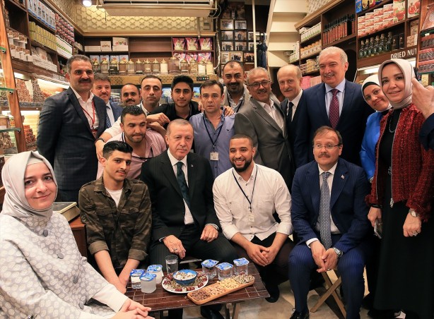 Foto - Cumhurbaşkanı Erdoğan Mısır Çarşısı'nı gezdi
