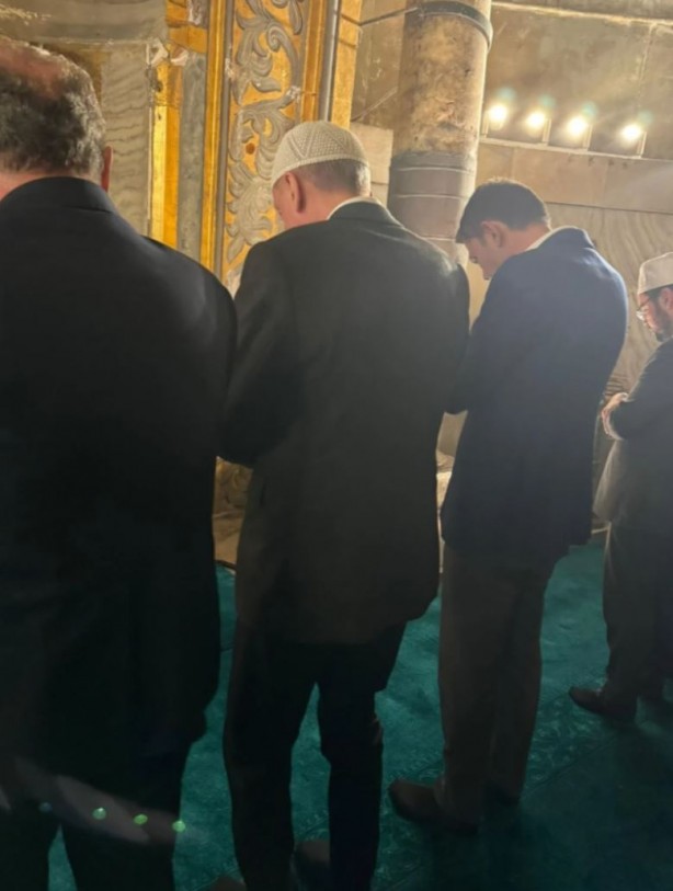 Foto - Cumhurbaşkanı Erdoğan, Murat Kurum ile birlikte Ayasofya Camii'nde namaz kıldı!