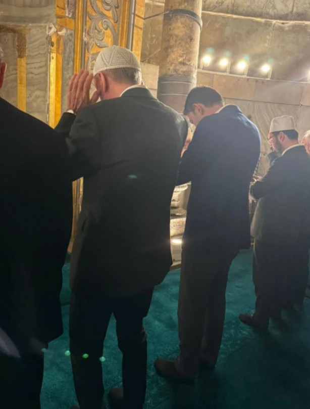 Foto - Cumhurbaşkanı Erdoğan, Murat Kurum ile birlikte Ayasofya Camii'nde namaz kıldı!