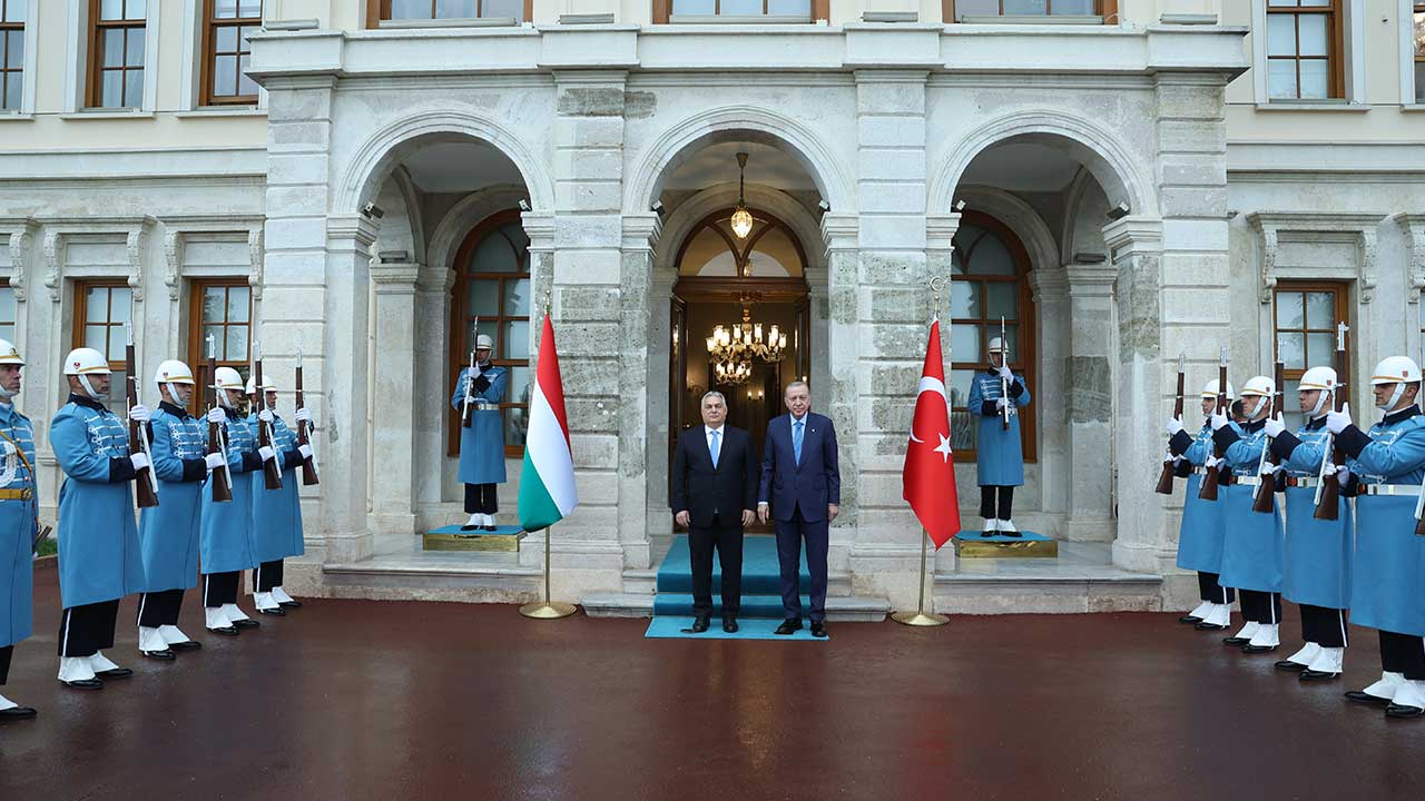 Cumhurbaşkanı Erdoğan, Orban'ı İstanbul'da resmi törenle karşıladı