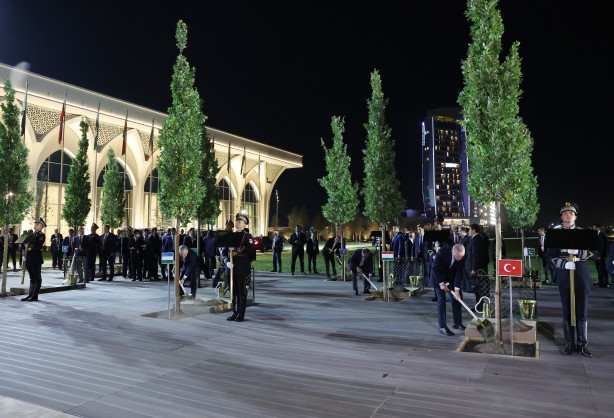 Foto - Cumhurbaşkanı Erdoğan, Semerkant'ta ağaç dikti