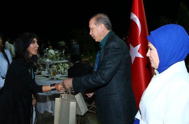 Foto - Cumhurbaşkanı Erdoğan, sporcu ve sanatçılarla birlikte iftar yaptı