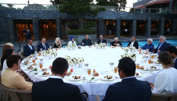 Foto - Cumhurbaşkanı Erdoğan, sporcu ve sanatçılarla birlikte iftar yaptı