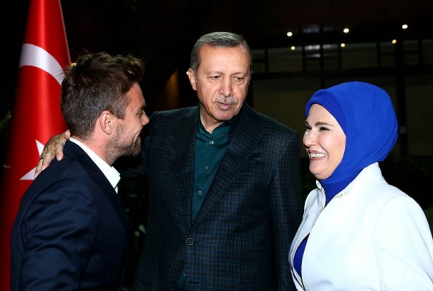 Foto - Cumhurbaşkanı Erdoğan, sporcu ve sanatçılarla birlikte iftar yaptı