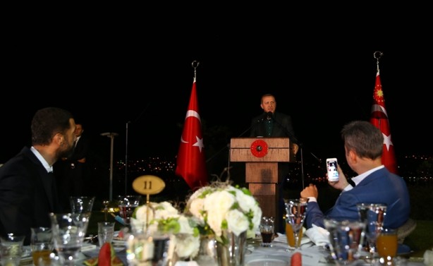 Foto - Cumhurbaşkanı Erdoğan, sporcu ve sanatçılarla birlikte iftar yaptı