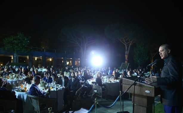 Foto - Cumhurbaşkanı Erdoğan, sporcu ve sanatçılarla birlikte iftar yaptı