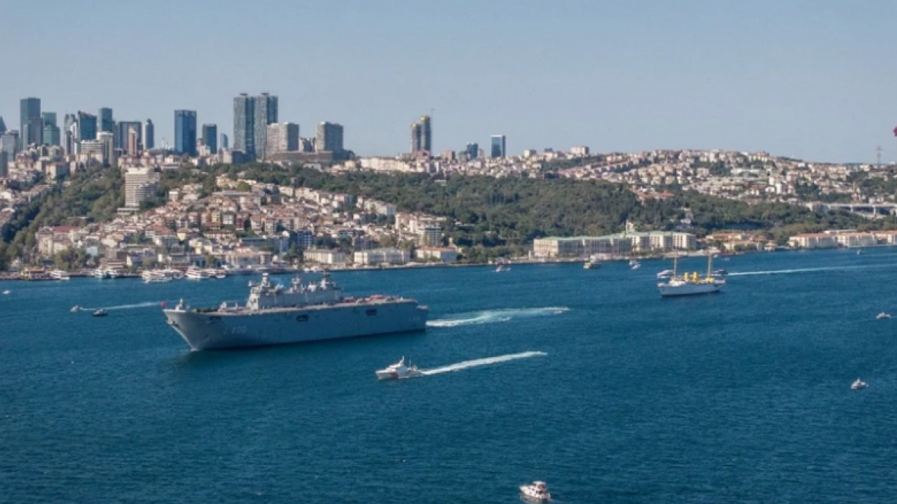 Cumhurbaşkanı Erdoğan ve eşi, Boğaz’dan geçen 9 gemiyi selamladı!