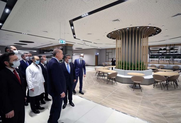 Foto - Cumhurbaşkanı Erdoğan yerli solunum cihazlarını inceledi