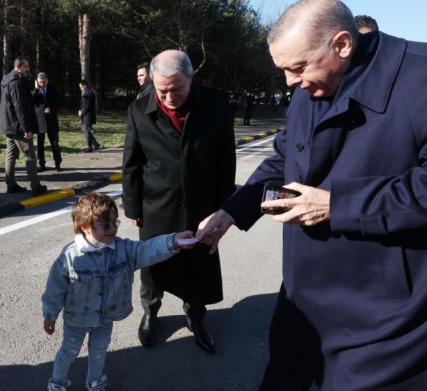 Foto - Cumhurbaşkanı Erdoğan Zayn Sofuoğlu’nun elini öptü