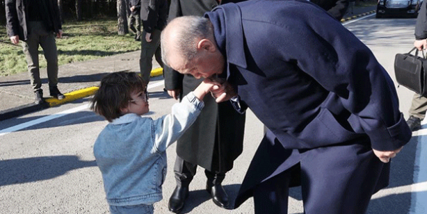 Cumhurbaşkanı Erdoğan Zayn Sofuoğlu’nun elini öptü
