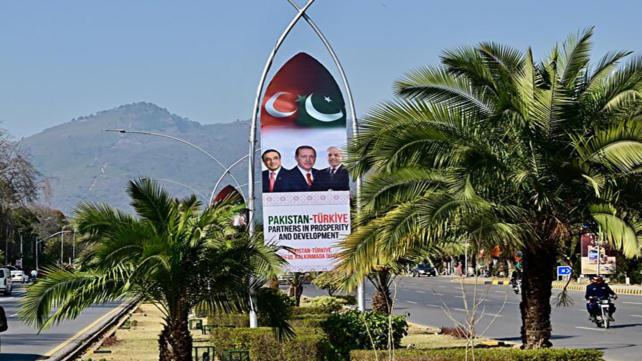 Foto - Cumhurbaşkanı Erdoğan’a Pakistan'da büyük karşılama! Caddeler Türk bayraklarıyla donatıldı