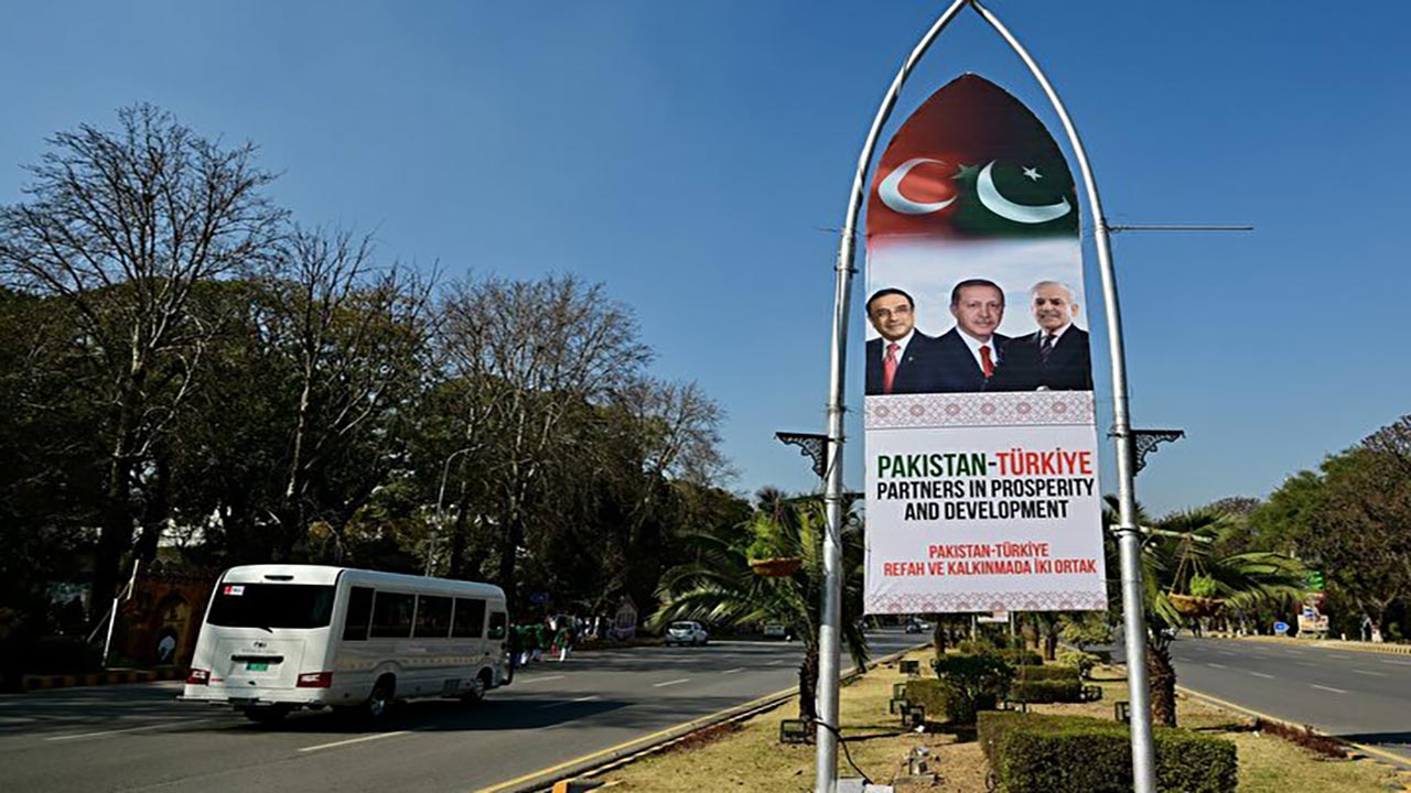 Foto - Cumhurbaşkanı Erdoğan’a Pakistan'da büyük karşılama! Caddeler Türk bayraklarıyla donatıldı
