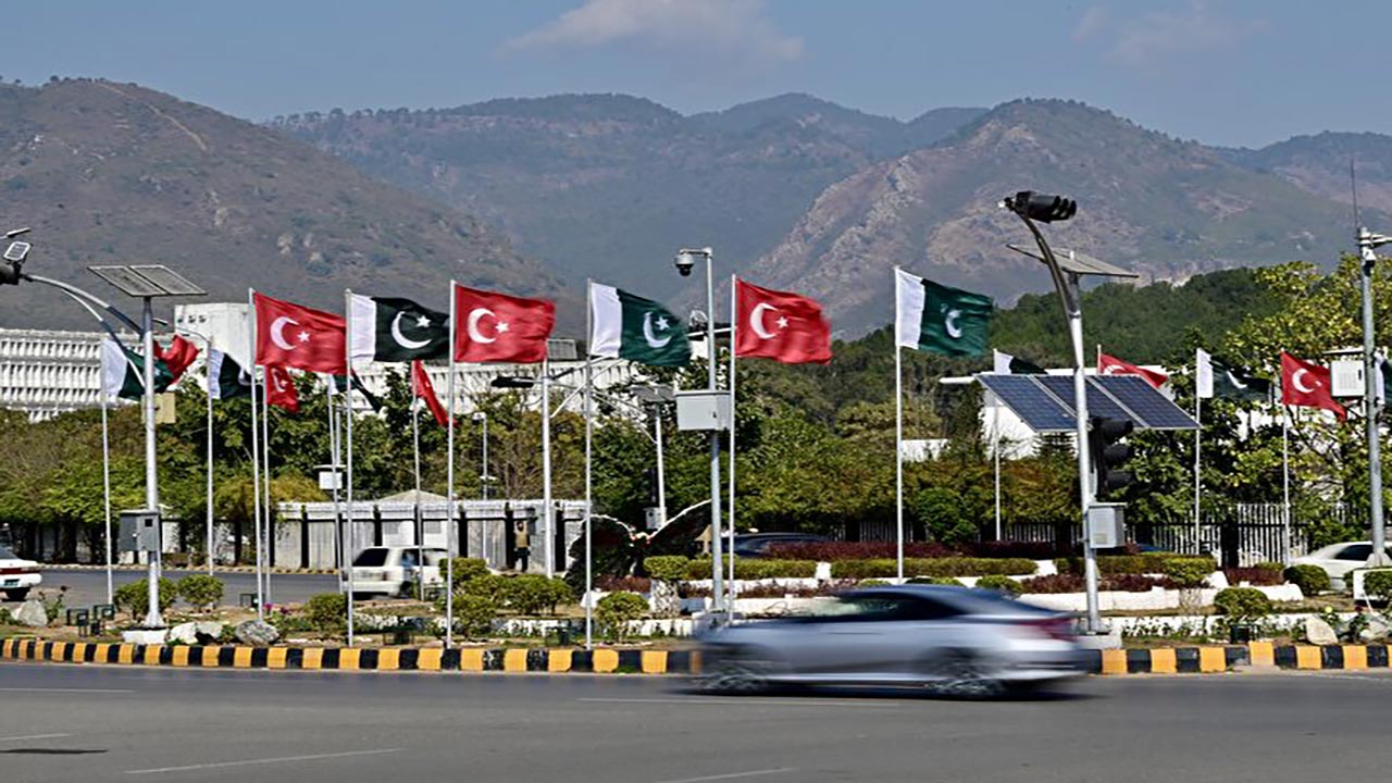 Foto - Cumhurbaşkanı Erdoğan’a Pakistan'da büyük karşılama! Caddeler Türk bayraklarıyla donatıldı