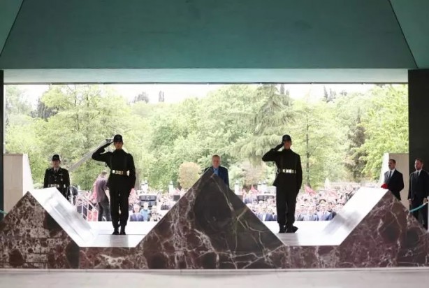 Cumhurbaşkanı Erdoğan'dan Adnan Menderes'in anıt mezarına ziyaret