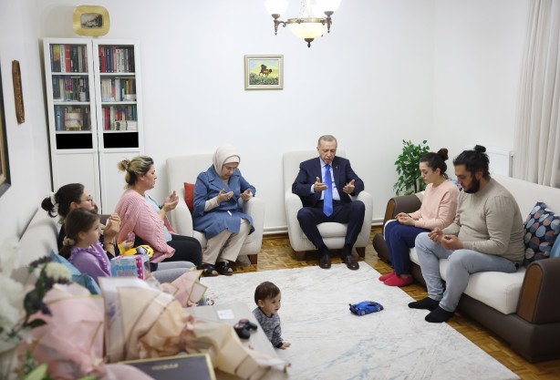 Foto - Cumhurbaşkanı Erdoğan'dan depremzede aileye ziyaret