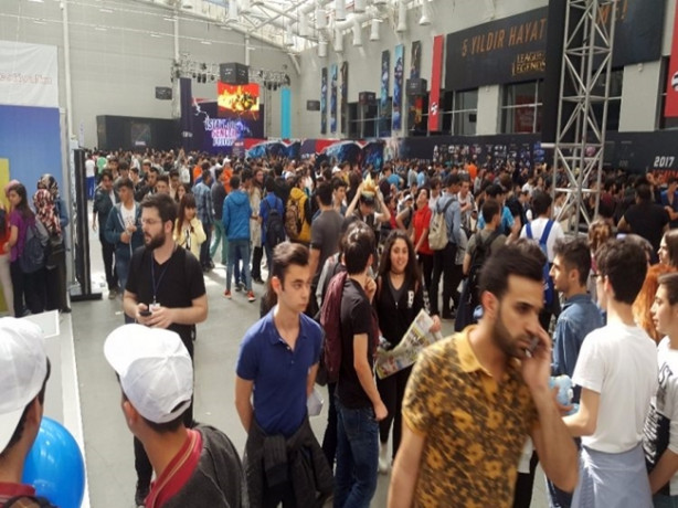 Foto - Cumhurbaşkanı Erdoğan'dan gençlik festivaline ilgi