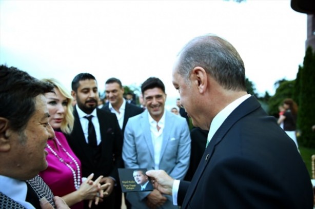 Foto - Cumhurbaşkanı Erdoğan'dan sanatçı ve sporculara iftar