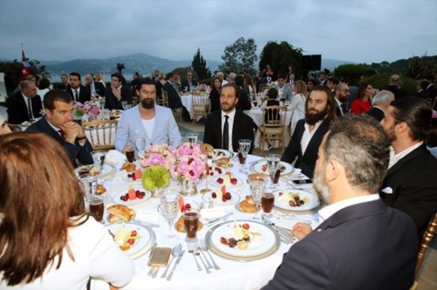 Foto - Cumhurbaşkanı Erdoğan'dan sanatçı ve sporculara iftar