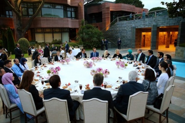 Foto - Cumhurbaşkanı Erdoğan'dan sanatçı ve sporculara iftar