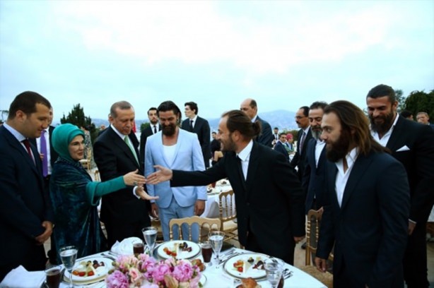 Foto - Cumhurbaşkanı Erdoğan'dan sanatçı ve sporculara iftar