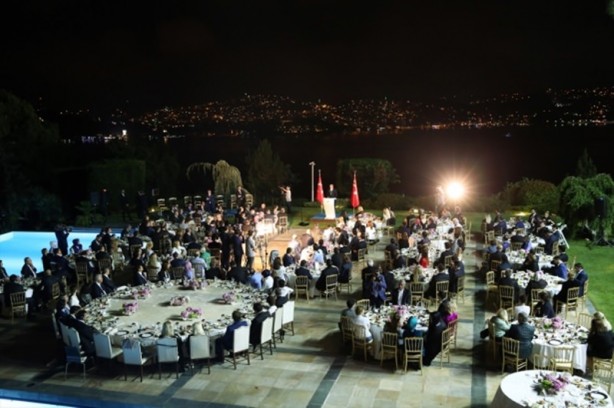 Foto - Cumhurbaşkanı Erdoğan'dan sanatçı ve sporculara iftar