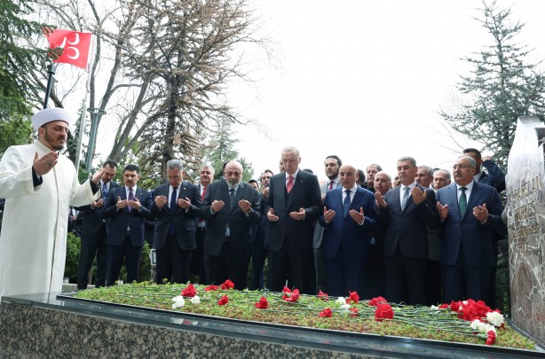 Foto - Cumhurbaşkanı Erdoğan'dan Türkeş'in kabrine ziyaret