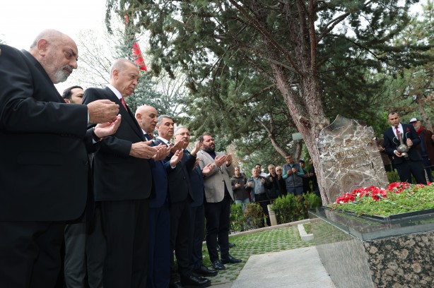 Foto - Cumhurbaşkanı Erdoğan'dan Türkeş'in kabrine ziyaret