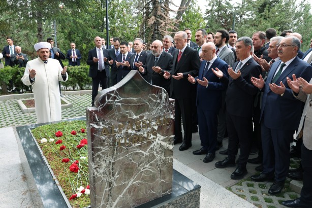 Foto - Cumhurbaşkanı Erdoğan'dan Türkeş'in kabrine ziyaret