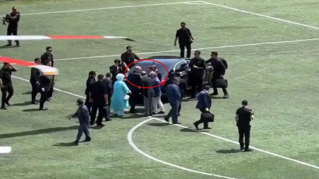 Cumhurbaşkanı Erdoğan’ı karşılayan o isim ortalığı ayağa kaldırdı! Rezil çağrılar yükseliyor