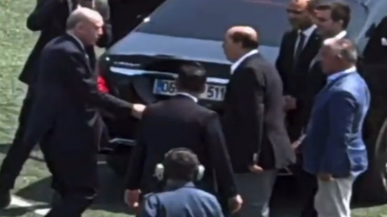 Foto - Cumhurbaşkanı Erdoğan’ı karşılayan o isim ortalığı ayağa kaldırdı! Rezil çağrılar yükseliyor